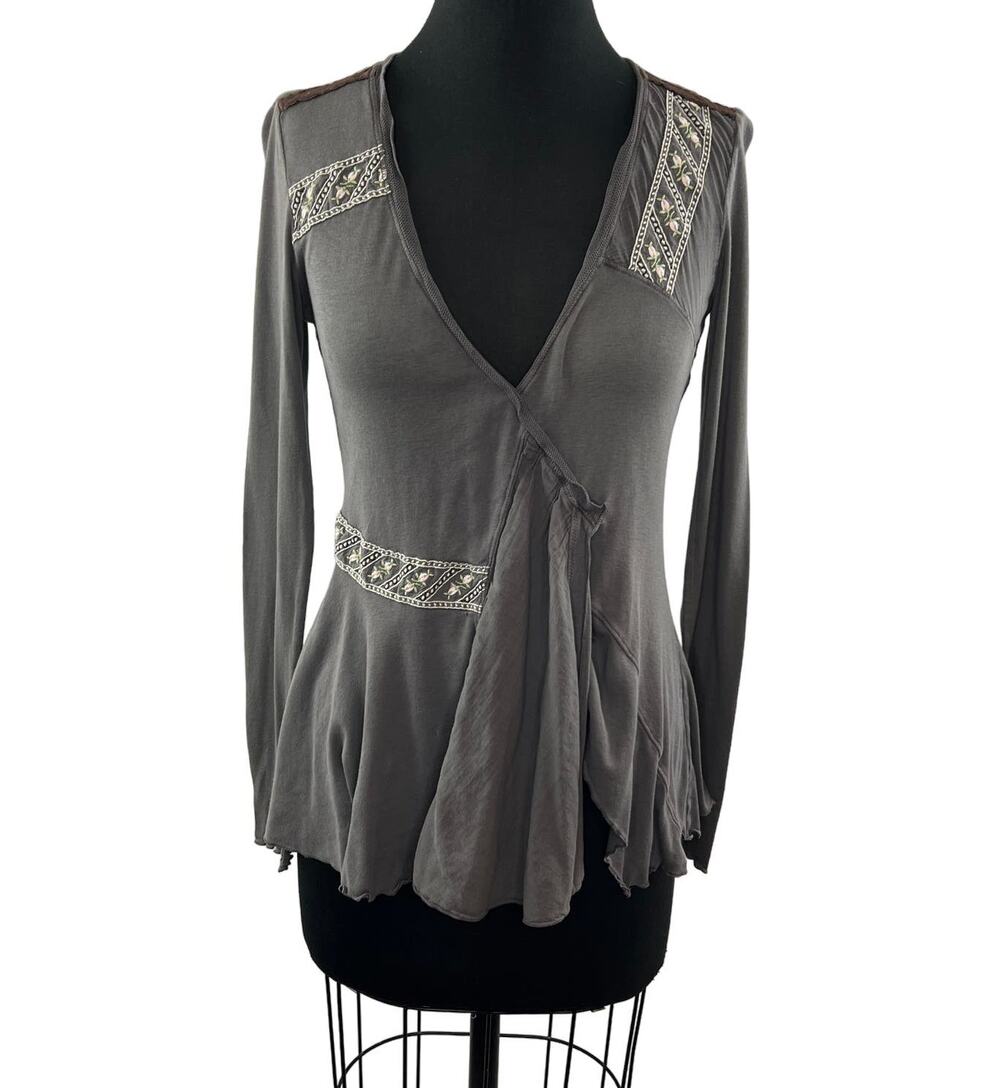 Burning Torch Gray Boho V-Neck Ruffle Embroidered Floral Distressed Top Medium M